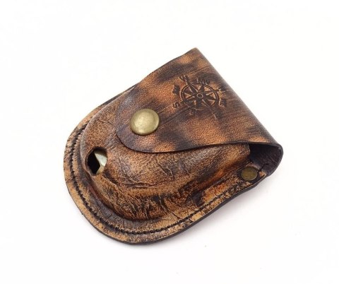 Zamykany kompas z łańcuszkiem w skórzanym etui C-64