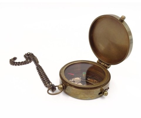 Zamykany kompas z łańcuszkiem w skórzanym etui C-64