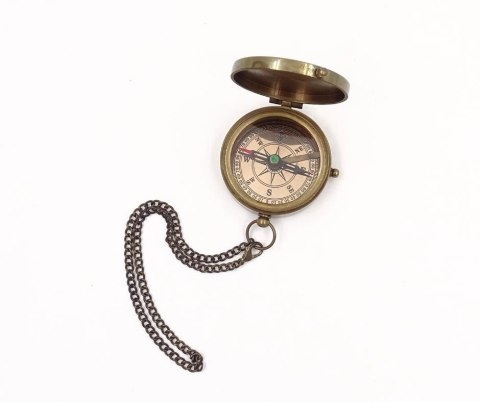 Zamykany kompas z łańcuszkiem w skórzanym etui C-64