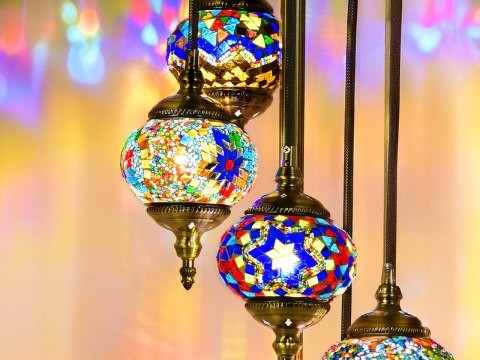 Lampa podłogowa - pięć kloszy, wielokolorowych